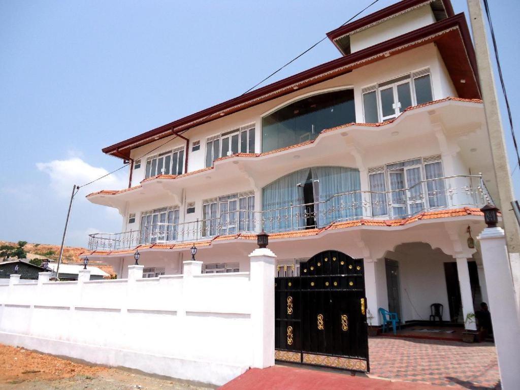 Hotel Glee Trincomalee Ngoại thất bức ảnh