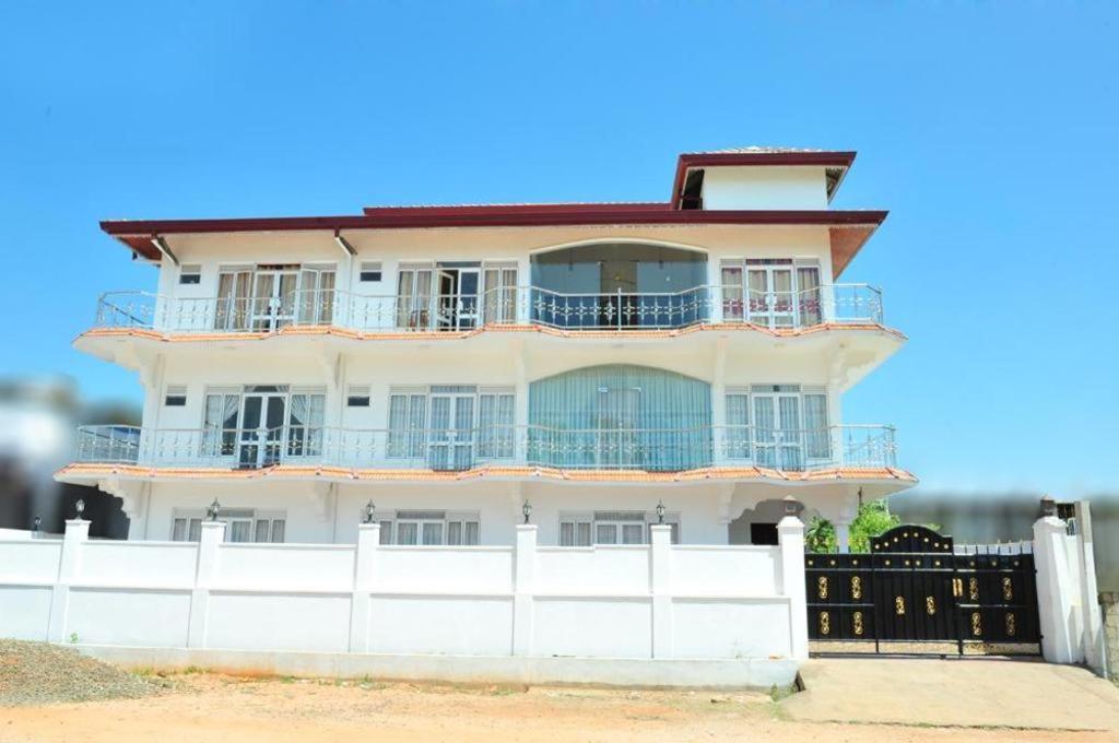 Hotel Glee Trincomalee Ngoại thất bức ảnh