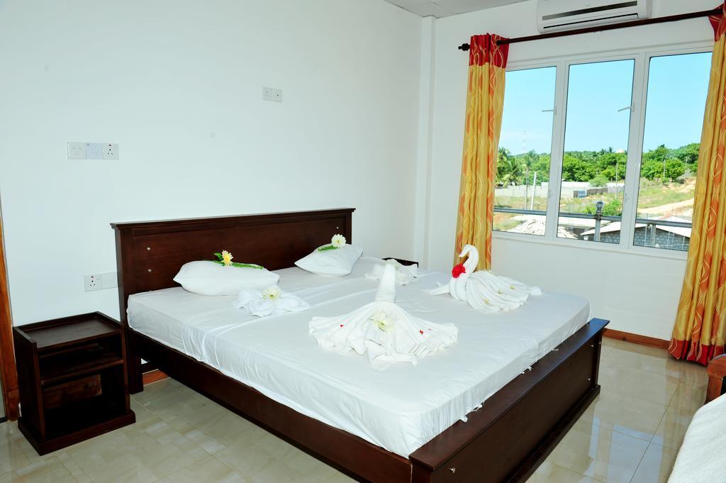 Hotel Glee Trincomalee Ngoại thất bức ảnh