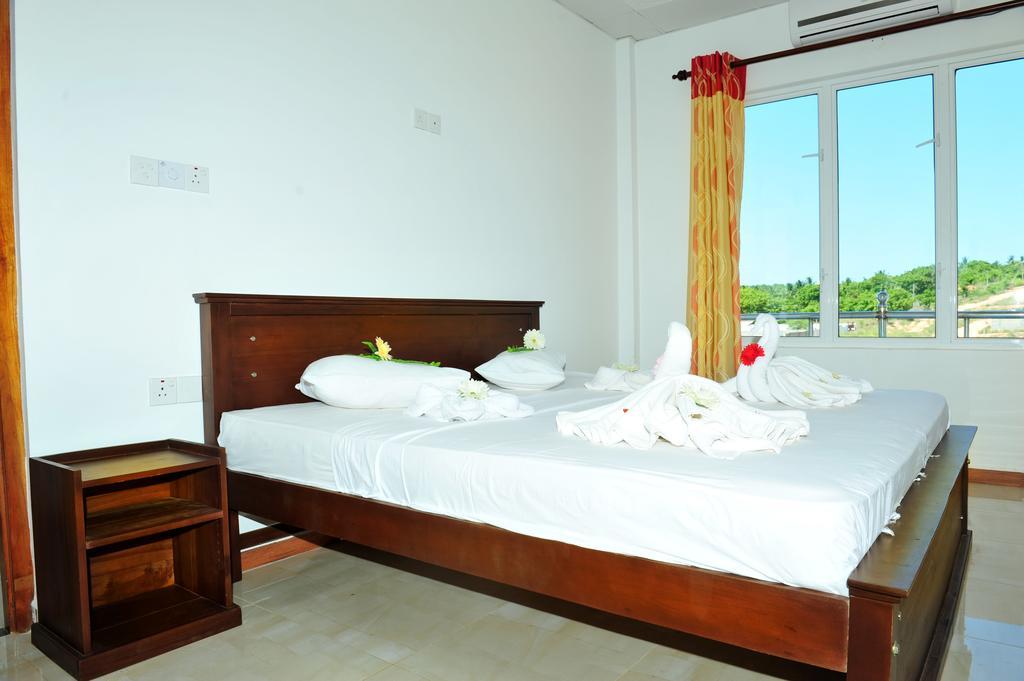 Hotel Glee Trincomalee Ngoại thất bức ảnh